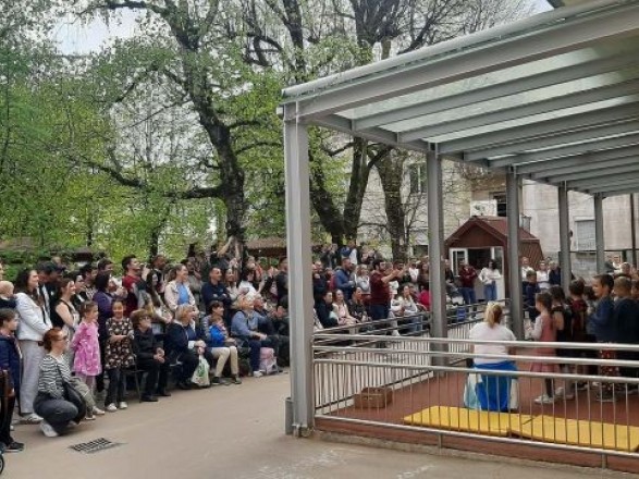 Pozdrav pomladi v znamenju veselja in povezanosti